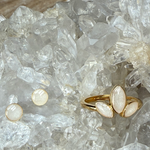 Lotus gold plated ring gevuld met moedermelk en parelmoer