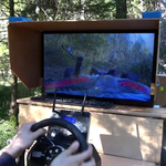 Der Fahrerstand bei einer Fahrt im Wald.