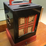 行灯の全形です。長い間しまい込んでいたために埃だらけです。