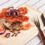 Deftiger Burger mit Knusperspeck & karamellisierten Zwiebeln