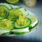 Büffelmozarella mit Gurke & Avocado-Pesto
