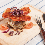 Deftiger Burger mit Knusperspeck & karamellisierten Zwiebeln