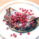 Paleo-Kokos-Pancakes mit Granatapfelkernen