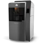 Ein großer, moderner grauer 3D-Drucker mit einer transparenten Frontplatte und einem digitalen Display auf der rechten Seite. Das Gerät steht aufrecht und hat ein schlankes, industrielles Design.