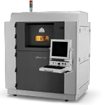 Ein großer industrieller 3D-Drucker mit einer dunklen Frontplatte, einem Sichtfenster, Steuertasten und einem Monitor mit einem an der Vorderseite angebrachten Tastaturfach.