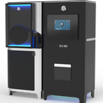 Ein eleganter, schwarz-grauer 3D-Industriedrucker mit blauer LED-Beleuchtung, einem Touchscreen-Display und der Aufschrift SLS 300 auf der Vorderseite.