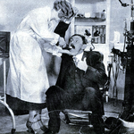 Aniela Roland i Vlasta Burian w scenie z filmu Dwanaście krzeseł (1933)