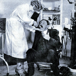 Aniela Roland i Vlasta Burian w scenie z filmu Dwanaście krzeseł (1933)