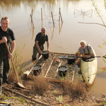 Ralf Böhme, Volker Woitzik, Bernd Flieger und Jan Ebert (nicht im Bild) errichteten das Brutfloß am Ufer des Schlämmsees in Trieb