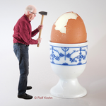 2019 März Ei aufhauen   Foto Rolf Krohn