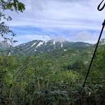 黒沢岳の中腹を歩きながら、いよいよ目指す雪渓の残る「火打山」が見えてきました。