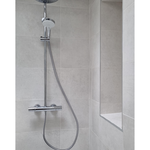 Installation de la robinetterie dans une douche