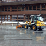 Lader 509 mit Kehrmaschine Reinigung Schulplatz