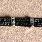 NADE Bijoux. Bracelet cuir gravé avec message Love Heart Hope ; bracelet cuir gravé ; bracelet pour homme ; cadeau anniversaire mariage homme
