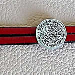 NADE Bijoux. bracelet en cuir rouge ; disque de Phaistos ; cadeau noces