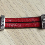 NADE Bijoux. bracelet en cuir rouge  ; bracelet frise antique ; idée cadeau hommes 