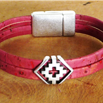 NADE Bijoux. Bracelet liège framboise ; bracelet avec croix géométrique