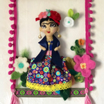 Colgante de pared . muñeca  y detalles 100% hechos a mano, inspiado en Frida khalo y la bluza azul.  $28