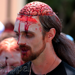 Un zombie errant dans le centre de Cannes (Zombie Walk 2011)