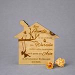 Haus "Familie Äste" ; € 30 ; 16 cm hoch; INFO: Holz ist ein Naturprodukt, daher können Abweichungen vorkommen.