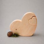"Herz in Herz" ; in 3 Größen erhältlich ; INFO: Holz ist ein Naturprodukt, daher können Abweichungen vorkommen.