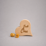 "Beste Oma" Herz ; € 20 ; 12cm ; INFO: Holz ist ein Naturprodukt, daher können Abweichungen vorkommen.