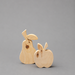 Apfel & Birne "klein" ; € 25 ; 13cm + 20cm; INFO: Holz ist ein Naturprodukt, daher können Abweichungen vorkommen.