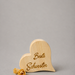 "Beste Schwester" Herz ; € 20 ; 12cm; INFO: Holz ist ein Naturprodukt, daher können Abweichungen vorkommen.