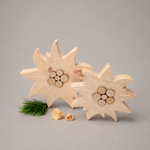 Edelweißpaar ; € 40 ; 14cm + 19cm; INFO: Holz ist ein Naturprodukt, daher können Abweichungen vorkommen.