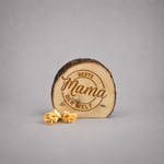 "Beste Mama der Welt" Scheibe ; € 30 ; 17cm ; INFO: Holz ist ein Naturprodukt, daher können Abweichungen vorkommen.
