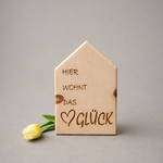 Haus "Glück" ; € 25 ; 18cm ; INFO: Holz ist ein Naturprodukt, daher können Abweichungen vorkommen.
