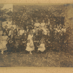 Hochzeitsfoto zur Hochzeit von Sidonie Bräuer und Arthur Müller in Seelingstädt ca. 1920. Ganz links ist Milda Elsa Bräuer, verh. Neitsch zu sehen.