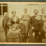 Robert Bräuer mit Ehefrau Emalie Bertha Bräuer, geb. Teichmann, mit den Kindern Paul Arno, Otto Willi, Elsa Frieda, Gustav Oswin und Frieda Hilma v.l.n.r.