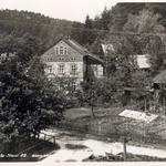 Diese Ansichtskarte zeigt die frühere, 1867 von Vinzenz Hieke in Betrieb gesetzte mechanische Zwirnspinnerei an unteren Dorfende. Später war hier ein Sägewerk und nach dem 2. Weltkrieg ein Erholungsheim. 