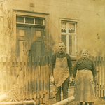 Ernst Robert Oswald Bräuer und seine Frau Pauline Bräuer, geb. Zänker, vor dem gemeinsamen Haus in Seelingstädt.