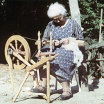 Marie Neinaß beim Spinnen in Waren Amsee