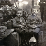 Ernst und Kurt Neinaß in der Gutsgärtnerei in Großenhagen.