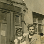 Manfred und Edeltraud vor der Schmiede im September 1939.