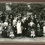 Hochzeitsfoto zur Hochzeit von Elsa Milda Bräuer und Georg Kühne, ca. 1926. Schräg hinter der Braut ist Gertrud Bräuer zu sehen.