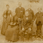 Johann Friedrich Ernst Bräuer mit Ehefrau Auguste Wilhelmine, geb. Hofmann, und den Kindern, Lina, Robert, Hugo Paul und Max auf ihrem Hof in Großbardau, ca. 1884, v.l.n.r.