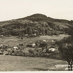 Auf dieser Ansichtskarte sieht man das im Tal unterhalb des Studenec (Kaltenberg) liegende Mitteldorf von Studený (Kaltenbach).