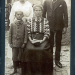 Johanna, Kurt und Robert Neitsch mit der Stiefmutter Alma Neitsch, geb. Büchner auf dem Hof in Dorna ca. 1916.