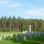 Seit 2007 befinden sich 33 Schriftstelen mit den Namen der toten Soldaten vom Waldfriedhof Riga auf der Gedenkstätte Riga Beberbeki