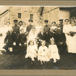 Hochzeitsfoto zur Hochzeit von Margarethe Kolbe und Arthur Fischer, ca. 1920 in Großbardau. Ganz links ist wieder Milda Bräuer, verh. Neitsch zu sehen.