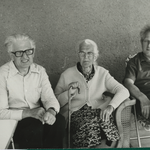 Kurt und Ernst Neinaß mit ihrer Mutter in Wismar