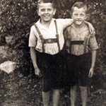 Kurt und Ernst Neinaß im Gutspark von Großenhagen.