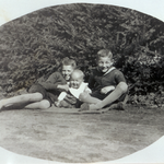 Kurt, Richard und Ernst Neinaß im Gutspark von Großenhagen.