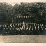 An der Fahne links: Karl Kurt Neitsch mit dem Männergesangsverein Seelingstädt im Jahr 1929.