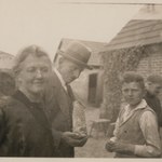 Marie und Karl Friedrich Neinaß mit dem Sohn Kurt und Mathilde Neinaß auf dem Hof in Großenhagen.