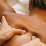 Foto von Anna Tarazevich auf Canva, Titel: Topless Woman Waving a Massage